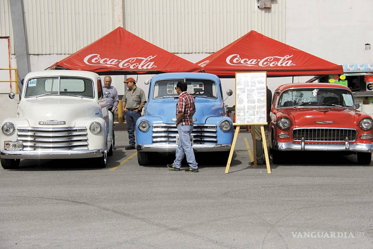Exponen sus ‘joyas’ en la Feria de Autos Clásicos