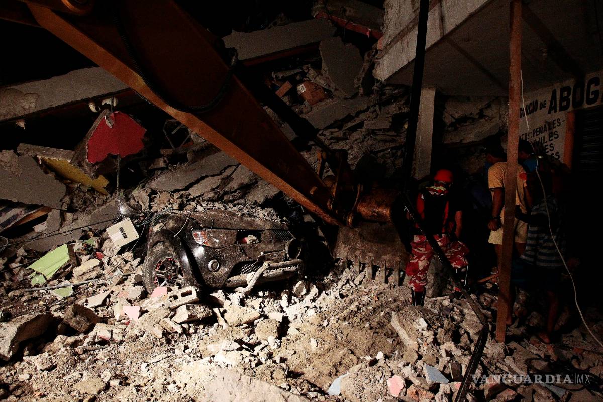 Sube a 77 cifra de muertos por sismo en Ecuador