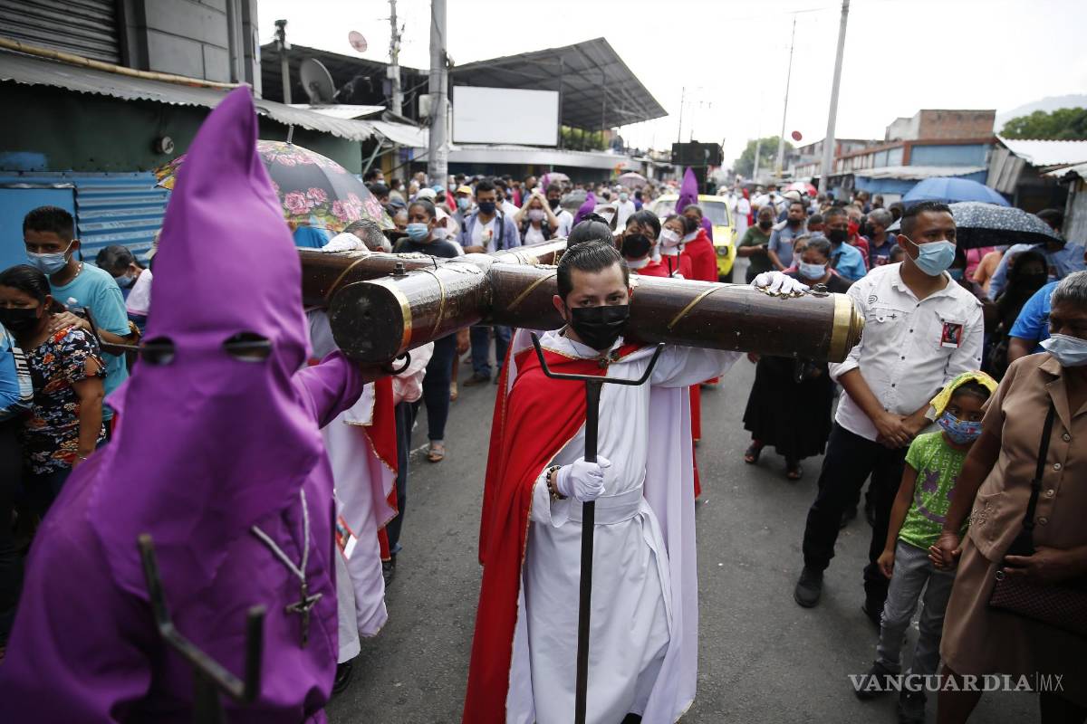 $!Católicos salvadoreños participan en un Vía Crucis en la conocida Calle de la Amargura hoy, en San Salvador (El Salvador).