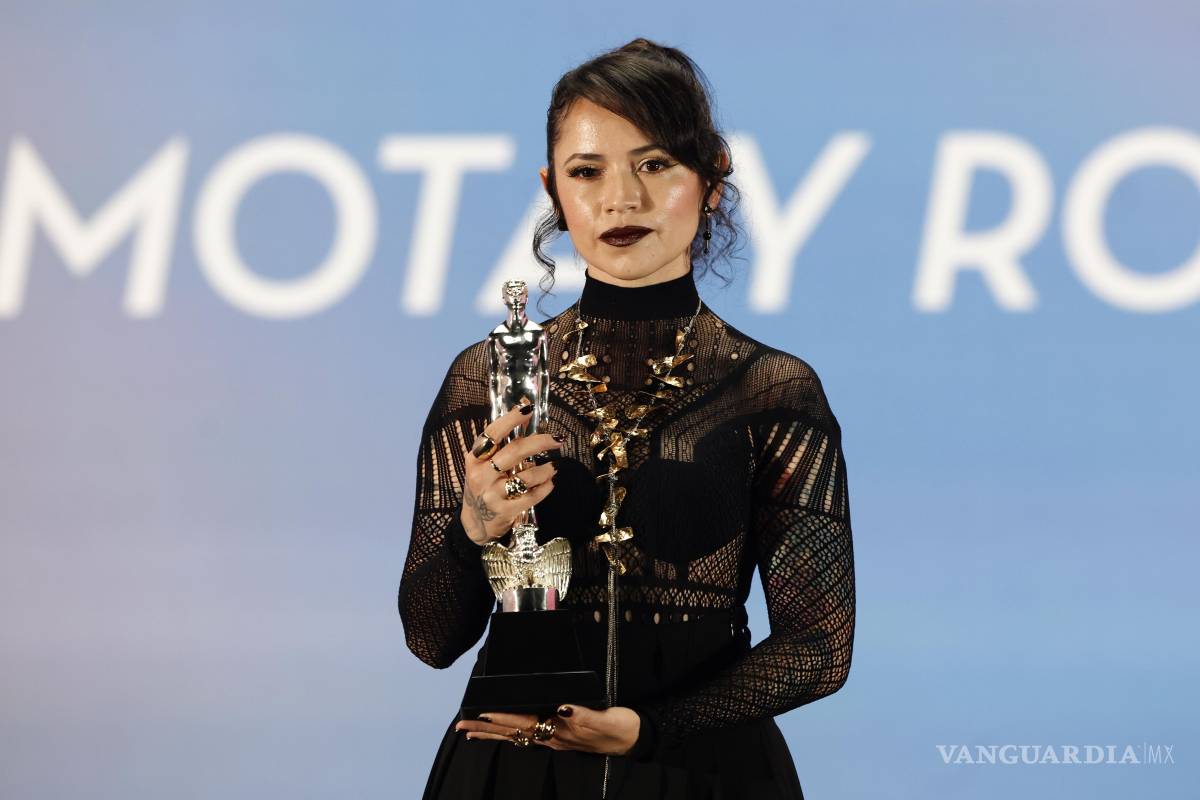 $!Karina E. Monroy posa con el Ariel a mejor maquillaje por la película 'Autos, mota y rocanrol' este sábado, durante la 68 edición de los Premios Ariel organizados por la Academia Mexicana de Artes y Ciencias Cinematográficas, en Ciudad de México (México). EFE/ Sáshenka Gutiérrez