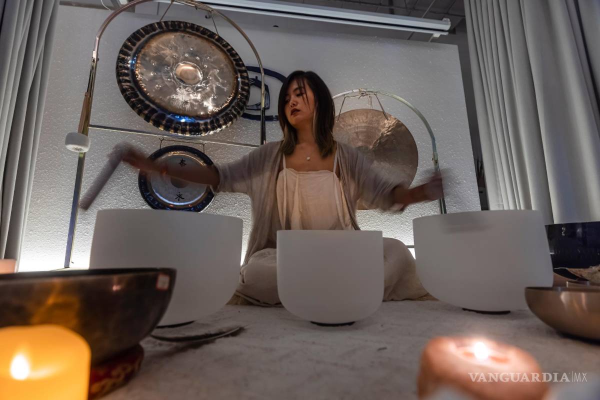 $!Huang Xinyi, propietario e instructor principal de Creative Shelter, dirige una sesión produciendo sonidos de meditación en Shanghai, China. EFE/EPA/Alex Plavevki