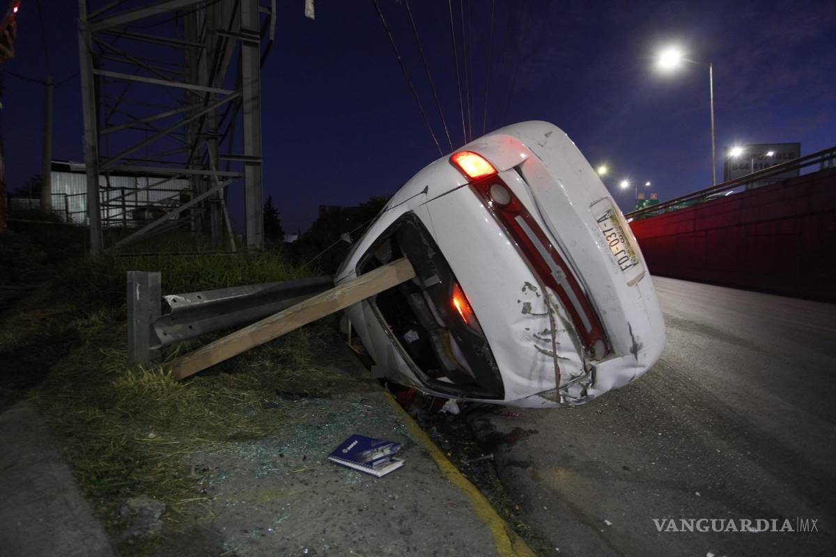 Conductor vuelca y pierde la vida al ser aplastado por su vehículo en Saltillo