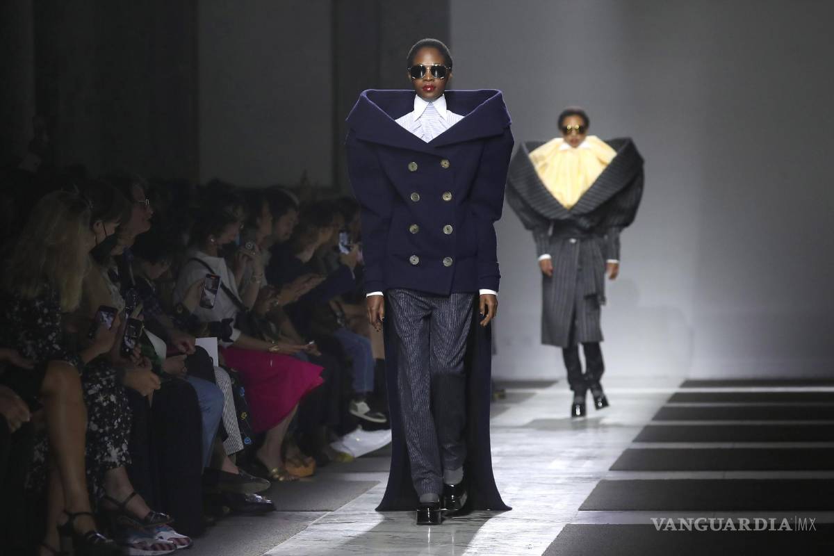 $!Los modelos presentan creaciones de los diseñadores holandeses Viktor Horsting y Rolf Snoeren para la casa de moda Victor and Rolf en París.