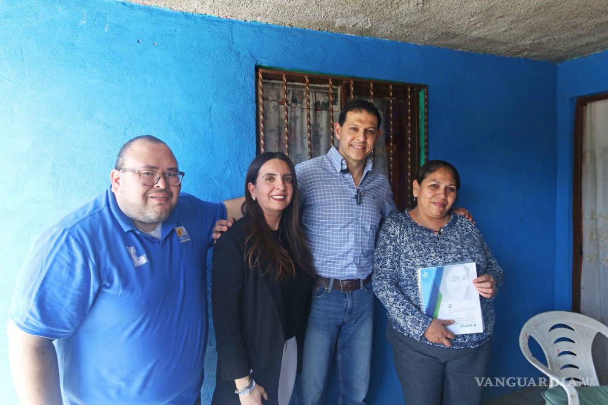 $!El rector Octavio Pimentel Martínez, acompañado por Aurora Patricia Gómez Yáñez y Josué Emmanuel Lara Gómez, hizo entrega de la Guía de Estudio en Braille.