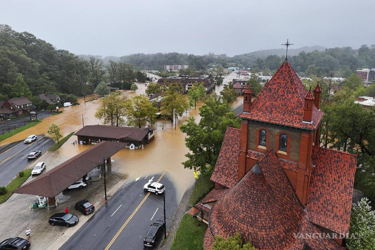 $!Las inundaciones provocadas por la tormenta que comenzó como huracán Helene cubrieron las calles de Asheville, Carolina del Norte.