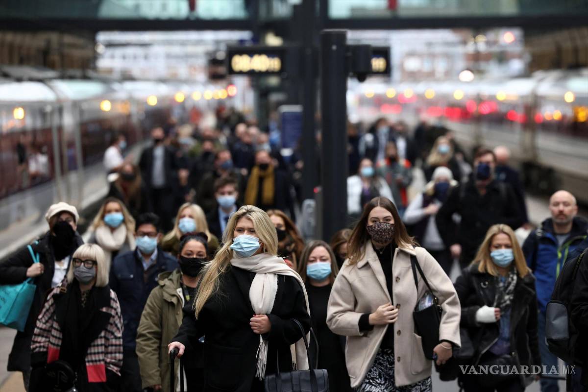 Retiran restricciones de COVID-19 en Inglaterra; no más cubrebocas ni home office