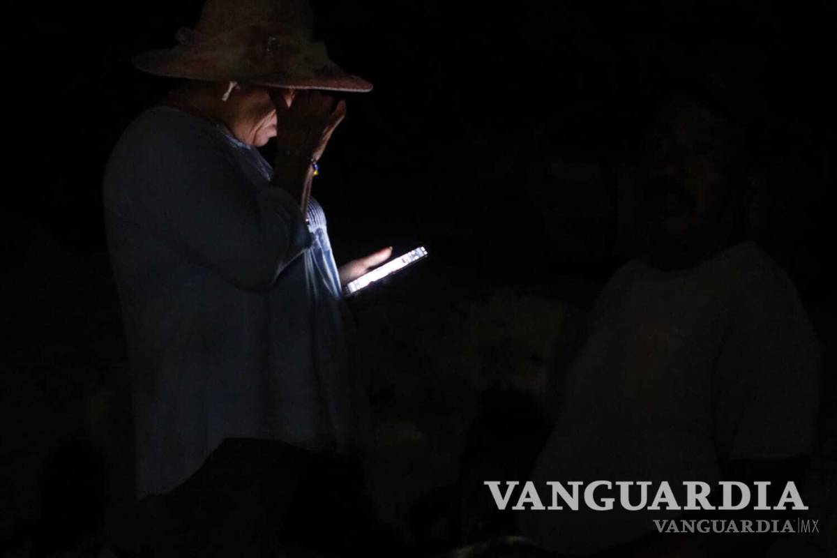 $!Los familiares de los mineros aún atrapados, resignados comentan entre ellos que sabían del riesgo al presentarse a trabajar.