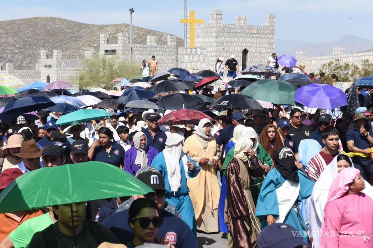 $!Algunos fieles subieron descalzos la rampa de acceso como muestra de devoción y sacrificio.