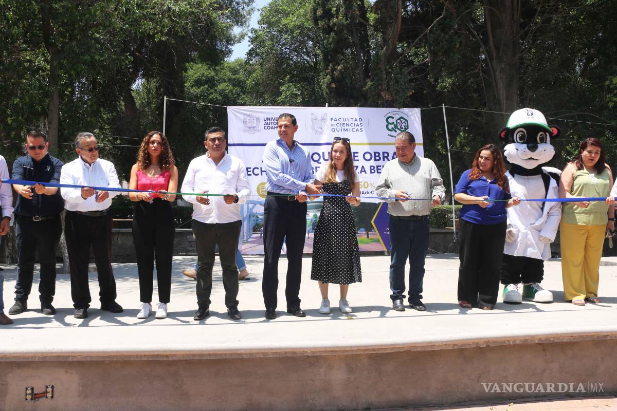 $!El rector Octavio Pimentel Martínez encabezó el arranque de obra de los techos-sombra en la Plaza del Benceno de la FCQ.