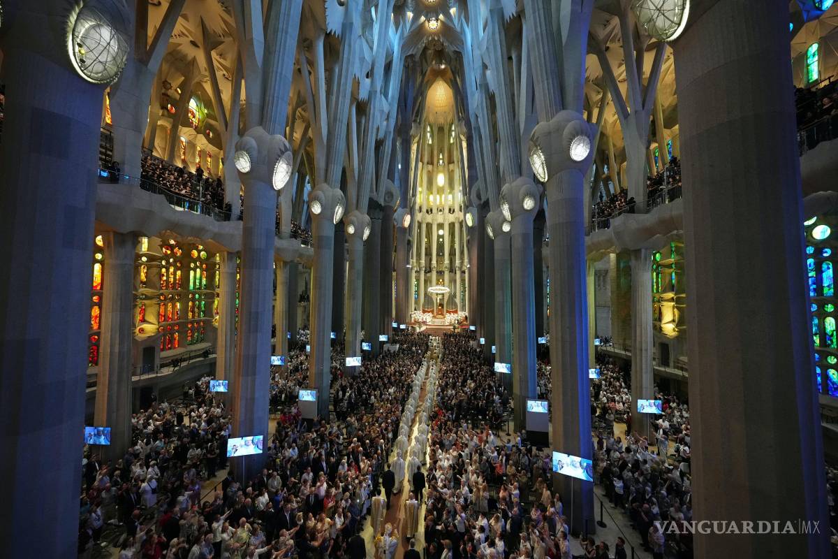 $!El Papa León XIV, abajo, camina en procesión para celebrar una misa en la Basílica de la Sagrada Familia en Barcelona, España.