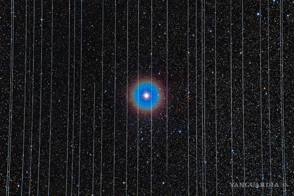 $!Una imagen de larga exposición muestra la estrella doble Albireo obstruida visualmente por los satélites Starlink que se mueven por el cielo.