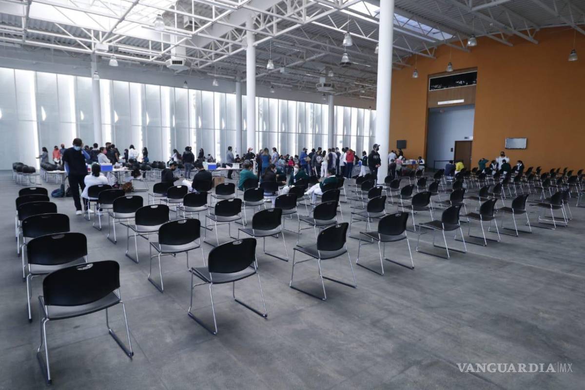 Arranca vacunación para mayores de 15 años en Saltillo, Ramos y Arteaga; registran gran afluencia en sedes Super ISSSTE y Canacintra