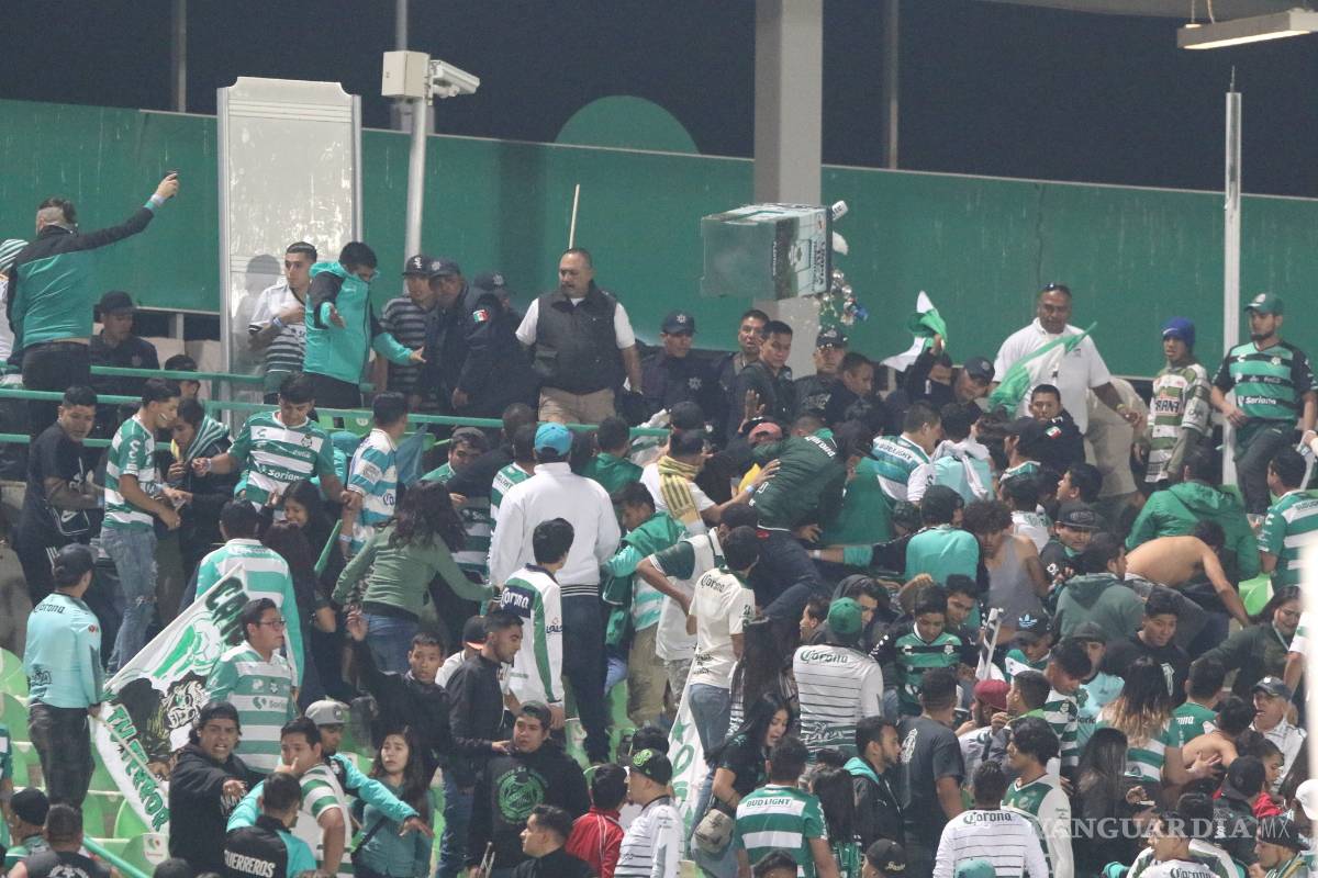 $!Policía y aficionados se pelean en el TSM