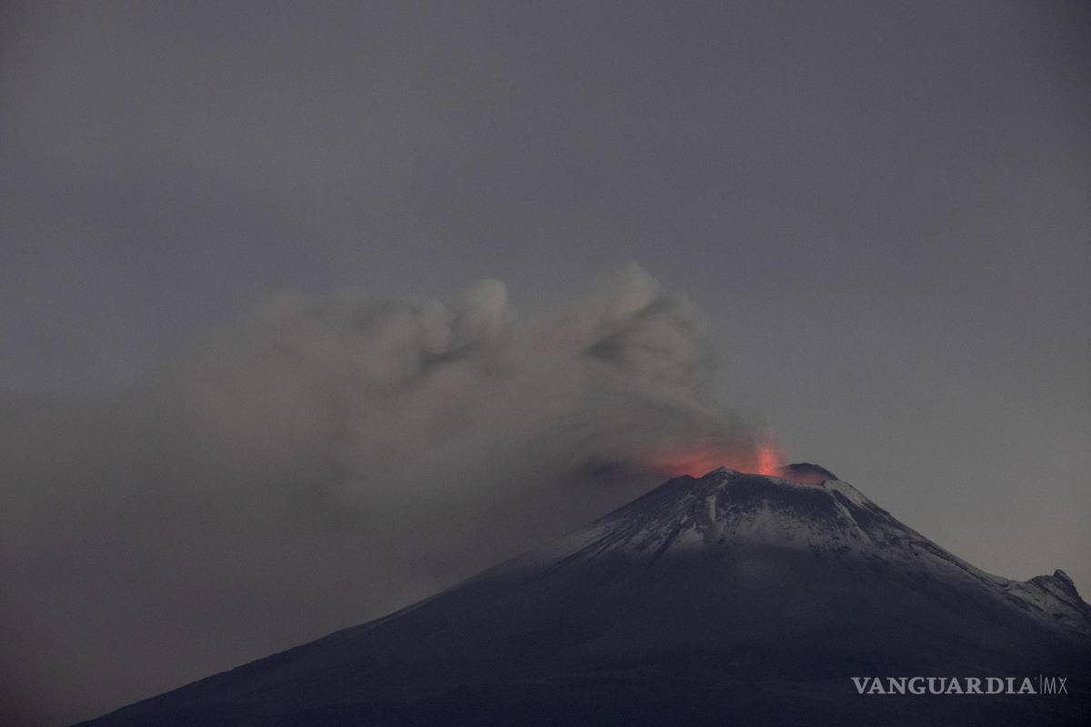 $!Fotografía del volcán Popocatépetl en actividad, la madrugada del 17 de mayo de 2023, en el poblado en San Mateo Ozolco, Puebla (México)