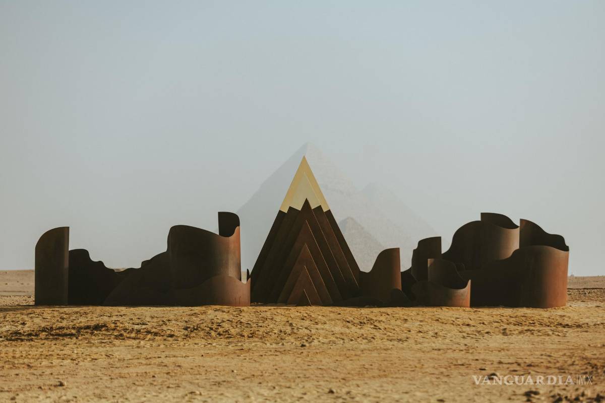 Imágenes de la asombrosa exposición ‘Forever is Now’ teniendo como fondo las pirámides de Giza