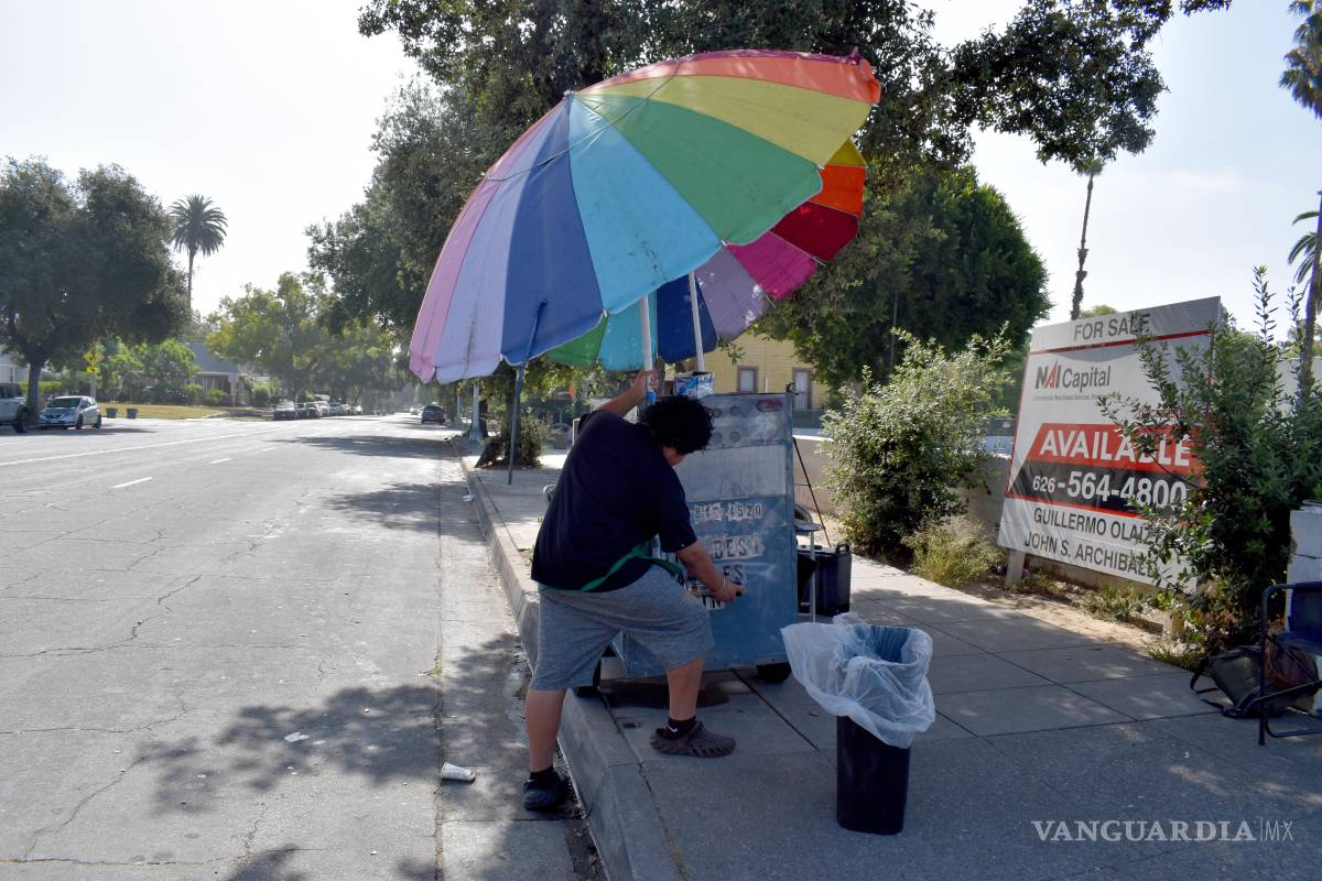$!Chris trabaja en el puesto de tamales de su mamáen Pasadena California. El joven de 14 años, no saldrá celebrar la independencia del país donde nació.