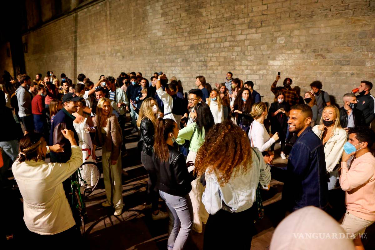 Festejan en España fin del estado de alarma, jóvenes toman las calles