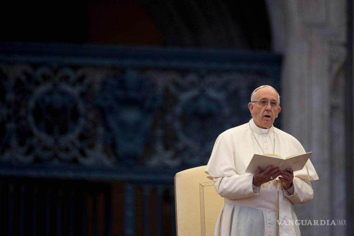 El papa celebró vigilia de la Divina Misericordia y recordó muerte Wojtyla