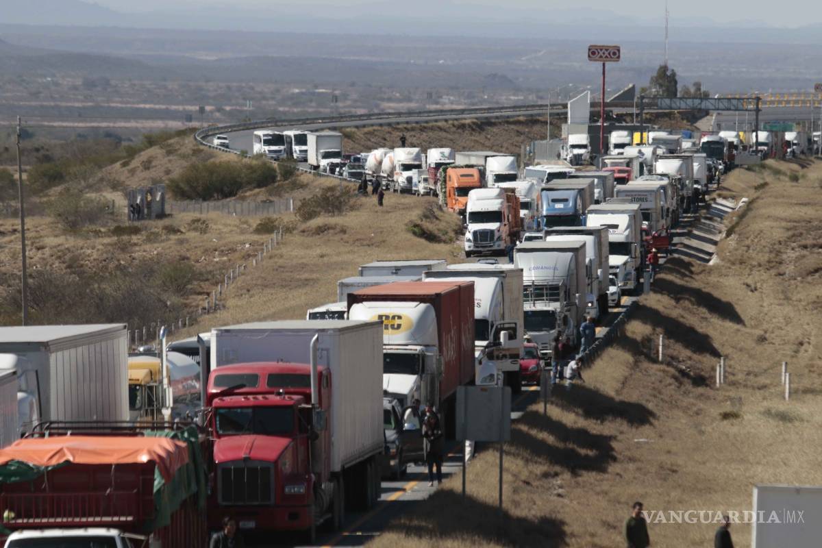 $!Caos por 6 horas en autopista de Coahuila; 200 campesinos bloquean vías para exigir cierre de basurero tóxico