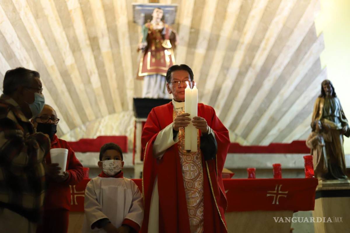 Realizan bendición de gargantas en Saltillo; ‘también es vacuna contra el COVID-19’, dicen feligreses