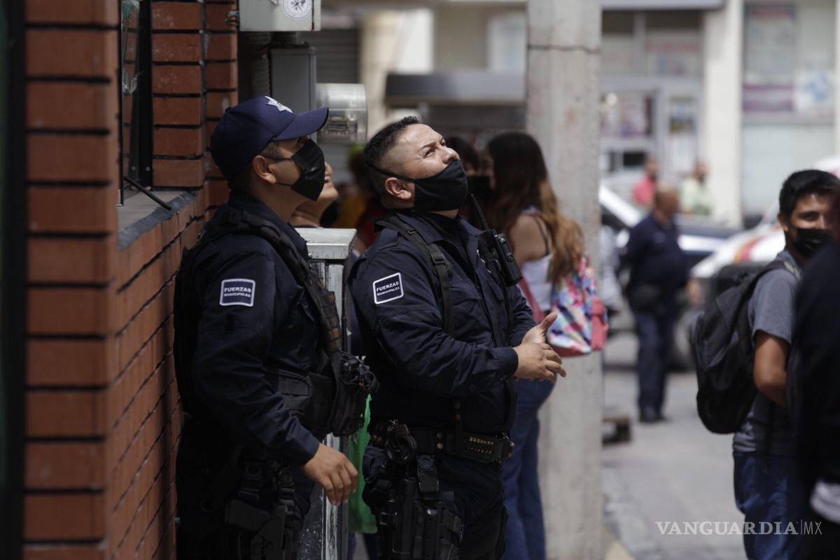 $!Tras 40 minutos, rescatan a mujer que amenazó con arrojarse en Hotel San Jorge de Saltillo