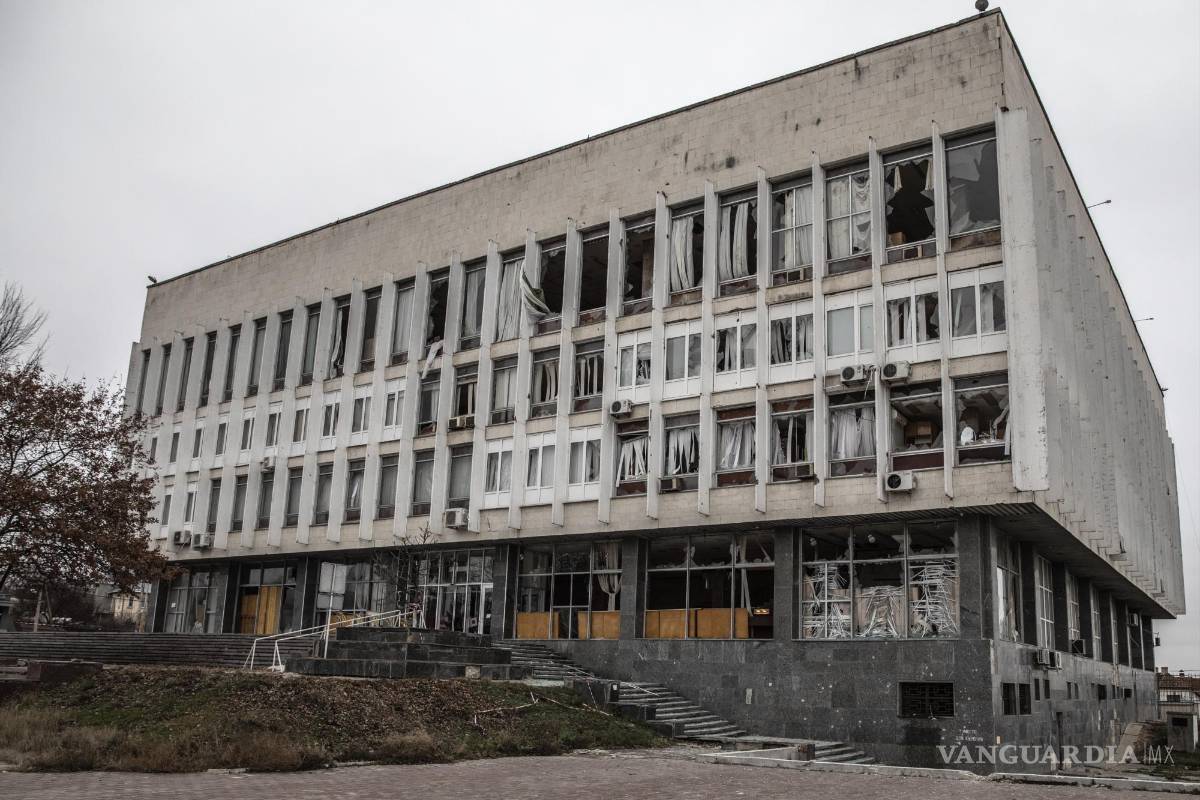$!Una biblioteca científica junto al río de la que el director dijo que las fuerzas rusas robaron importantes libros de primera edición, en Kherson, Ucrania, el 2 de diciembre de 2022.