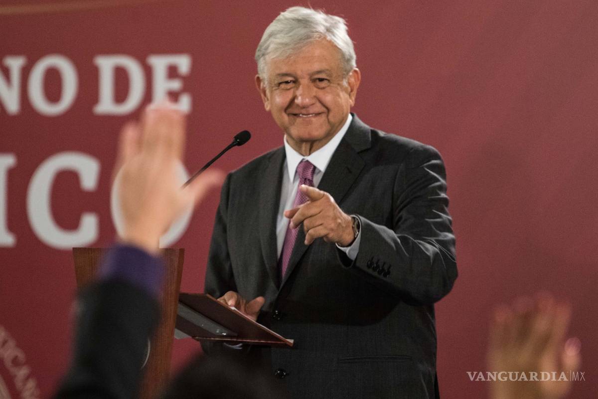 AMLO lanza duro mensaje a funcionarios: Si están inconformes se pueden ir a la IP, el servicio público no es para hacer dinero