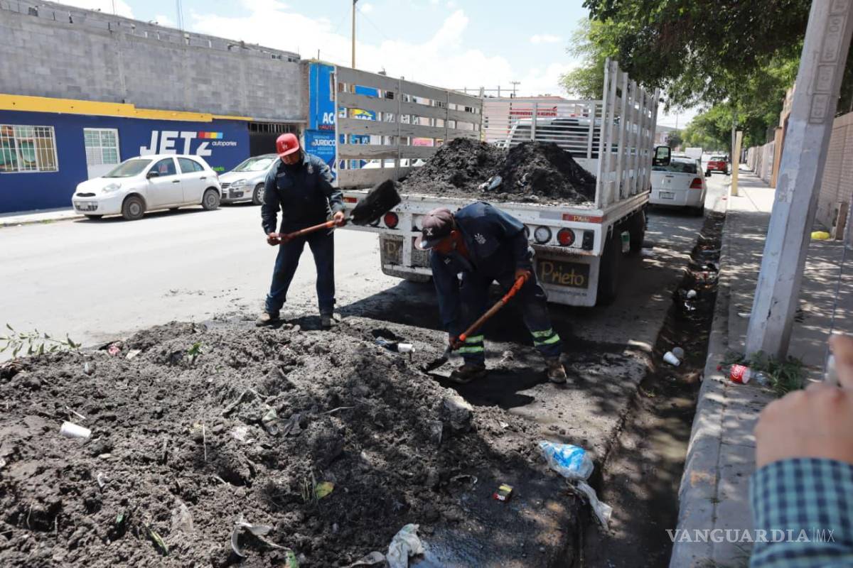 $!Brigadas del programa “Aquí Andamos” realizaron trabajos de desazolve en la colonia La Minita, atendiendo reportes ciudadanos.