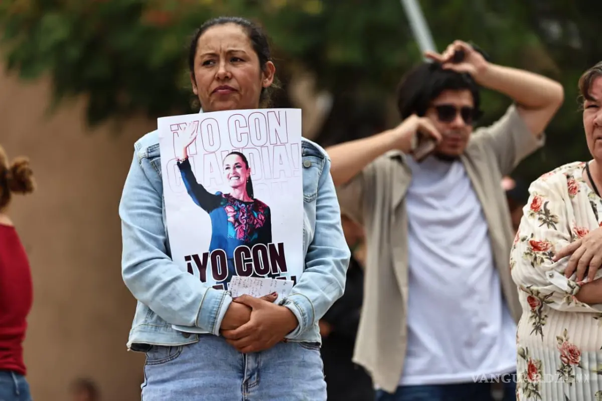 $!Simpatizantes de Claudia Sheinbaum acudieron con imágenes y mensajes de apoyo a la Presidenta durante el evento realizado este domingo en Saltillo.