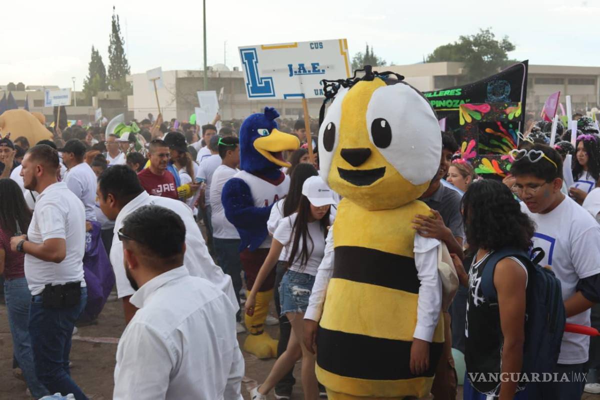 $!Con camisetas, banderas y porras, estudiantes de 28 escuelas y facultades participaron en el tradicional desfile universitario.