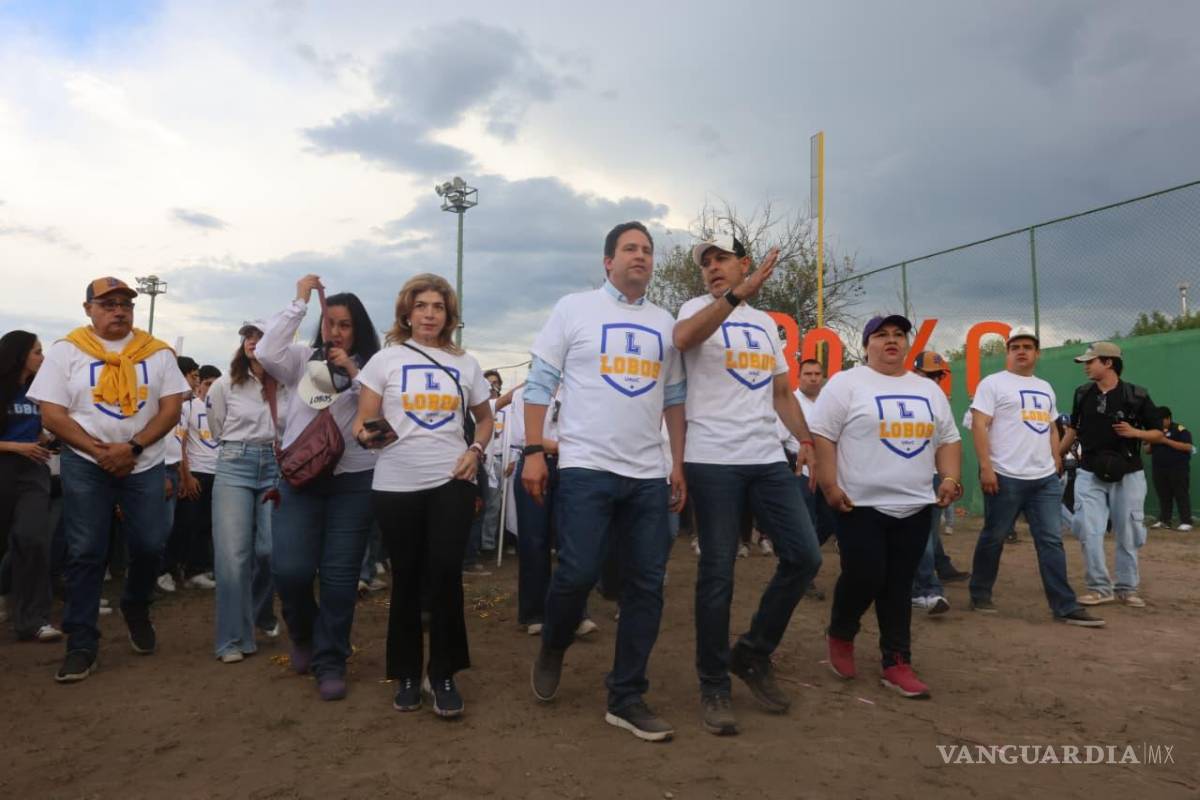 $!El alcalde Javier Diaz participó y se comprometió a colocar pasto sintético en el campo de beisbol Ramón Mendoza de la Unidad Camporredondo