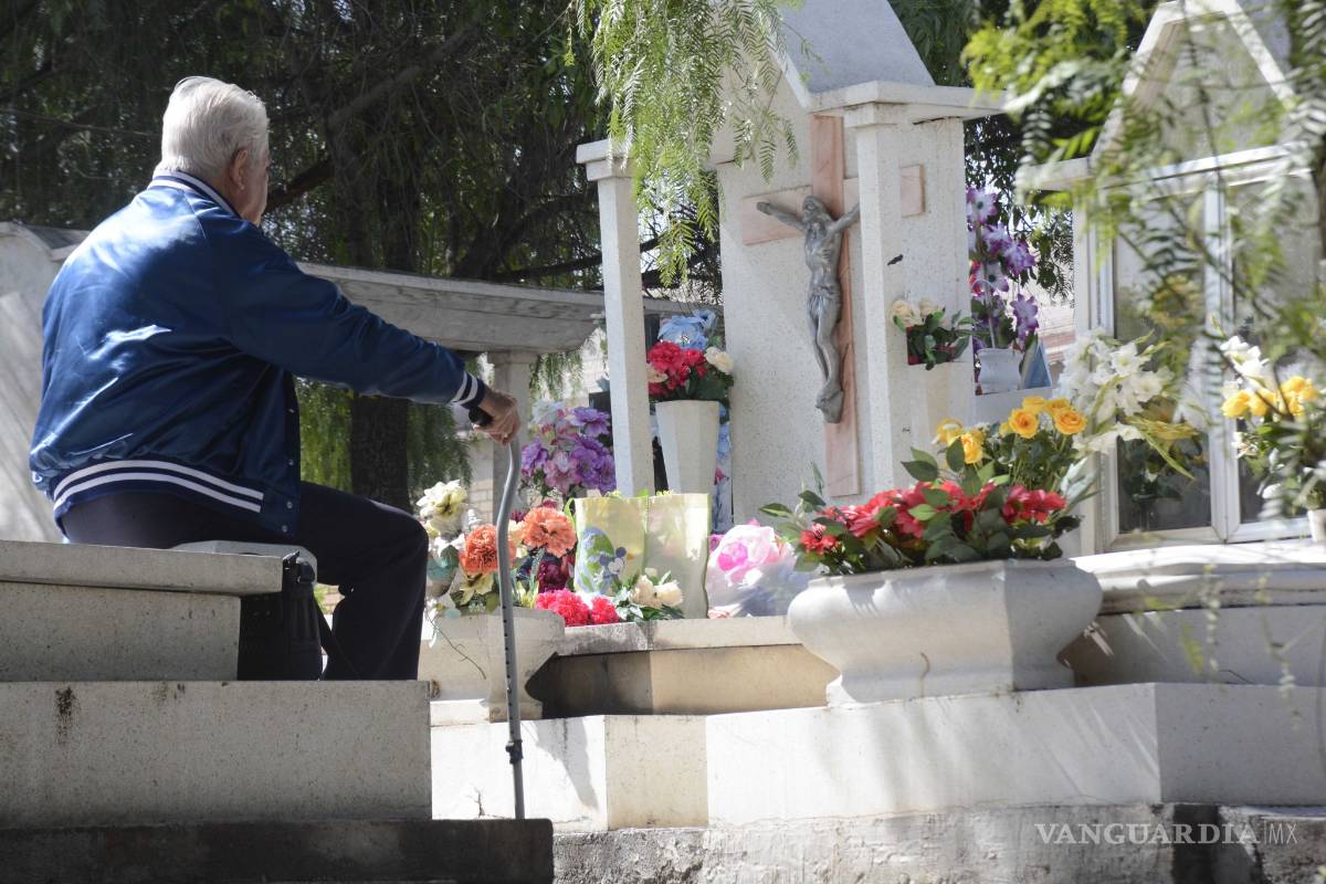 $!En el Día de Muertos, ellos no olvidan ni dejan solos a sus seres queridos [FOTOS]