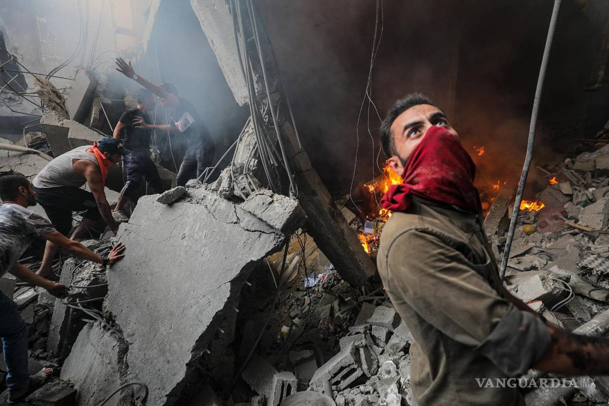 $!La gente busca heridos en el lugar de un ataque con cohetes israelíes en el campo de refugiados de Al-Shati, en el oeste de la ciudad de Gaza, el 14 de octubre de 2023.