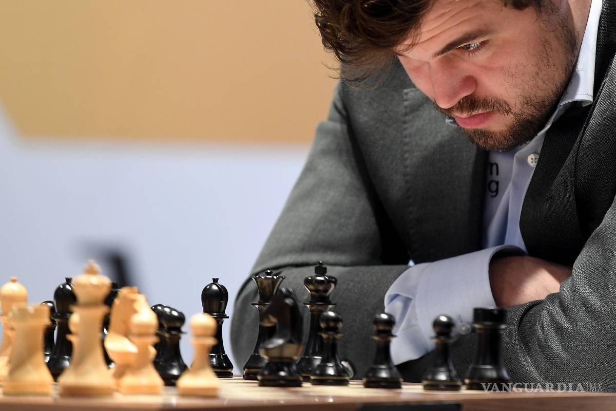 $!El noruego Magnus Carlsen, campeón del mundo de ajedrez, en una disputada partida.