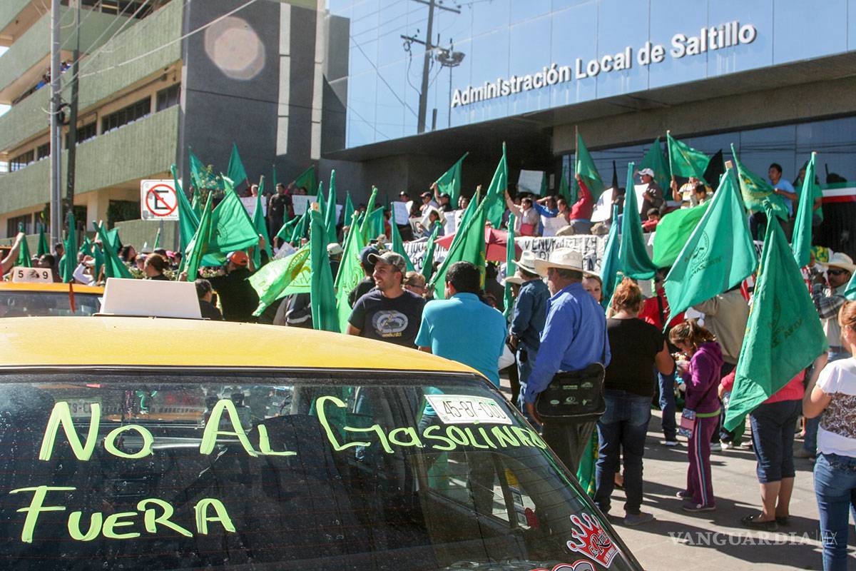 $!Se manifiestan contra gasolinazo en Saltillo