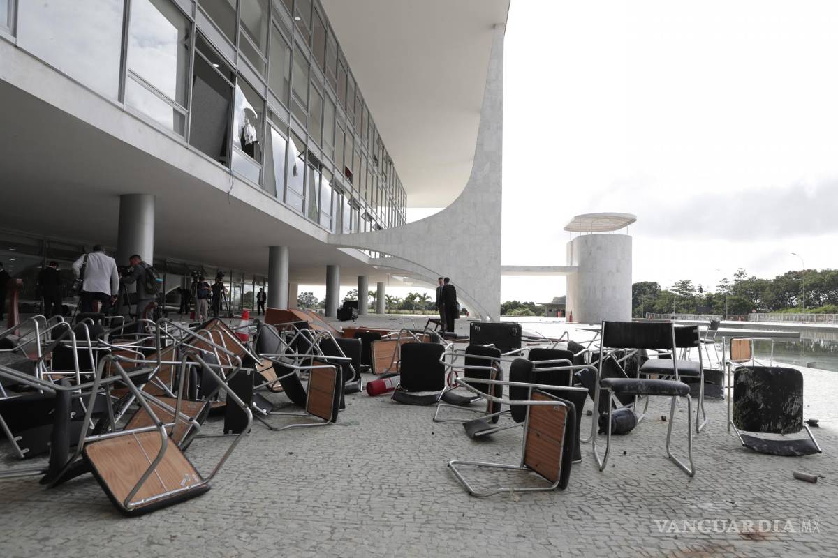 $!Destrozos en el Palacio de Planalto luego de que manifestantes bolsonaristas tomaran la Plaza de los Tres Poderes.