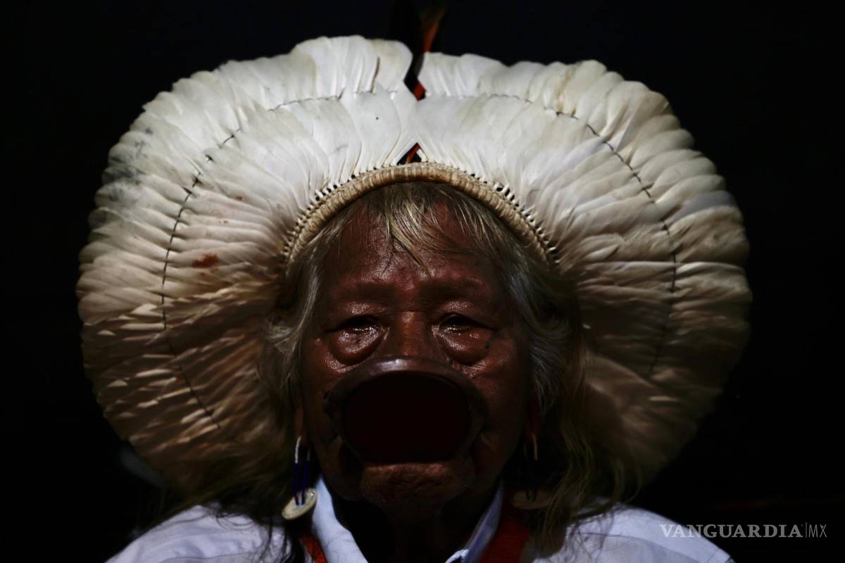 $!Raoni Metuktire, cacique del pueblo kayapó, asiste hoy a la presentación del más reciente censo de comunidades originarias, en el Teatro de La Paz en Belém.