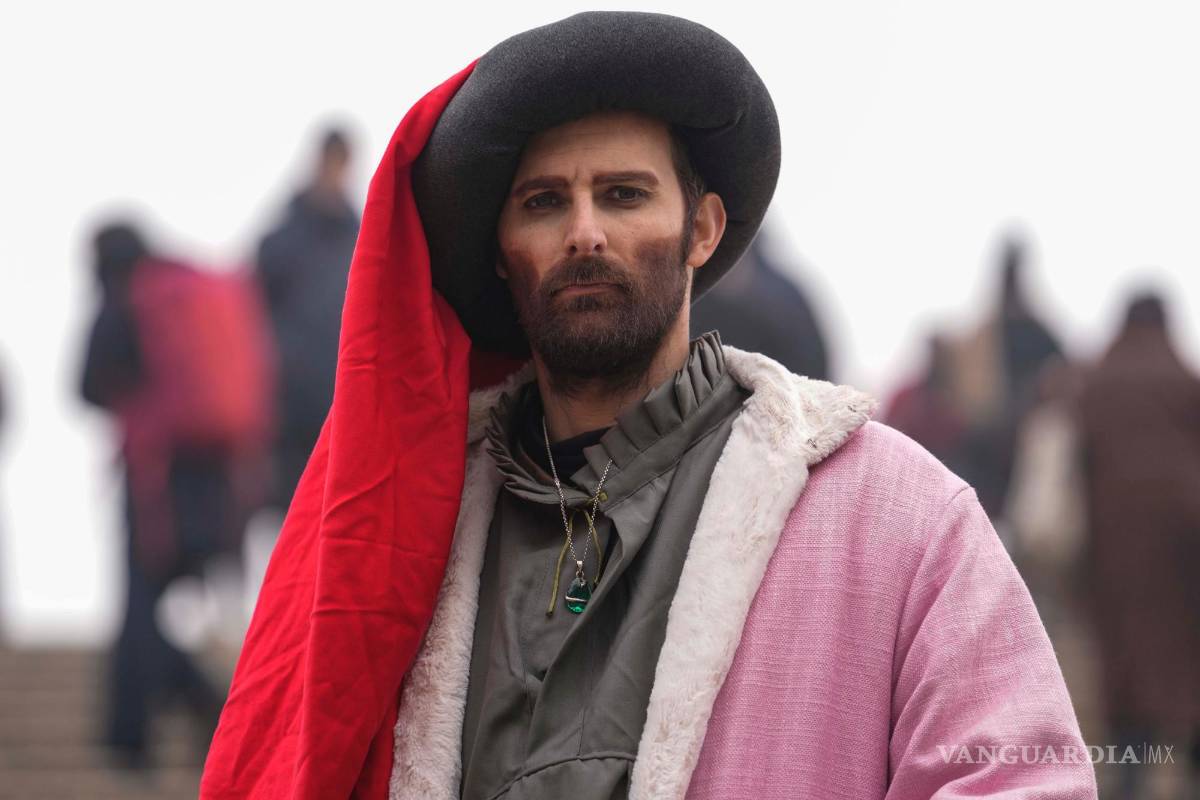 $!Un hombre disfrazado de Marco Polo baja las escaleras de un puente durante la inauguración del Carnaval, en Venecia, Italia.