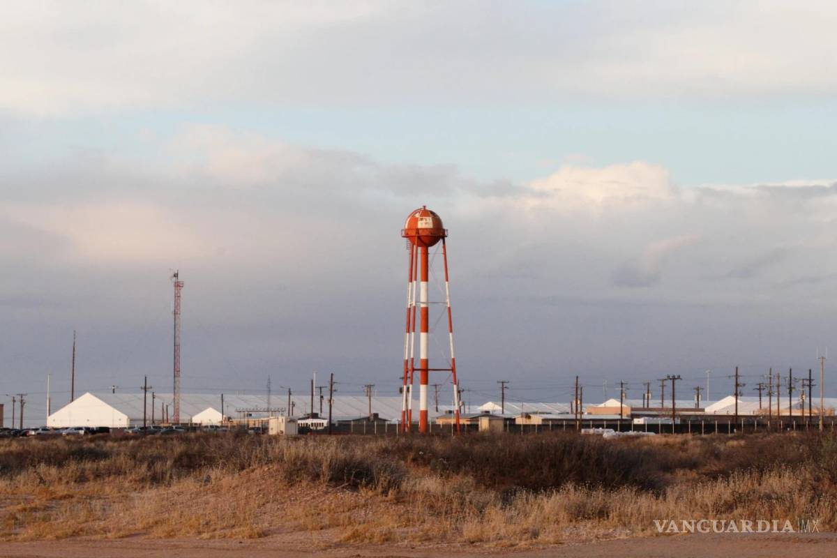 $!Una serie de tiendas de campaña reforzadas en el centro de detención de inmigrantes Camp East Montana en las afueras de El Paso, Texas.