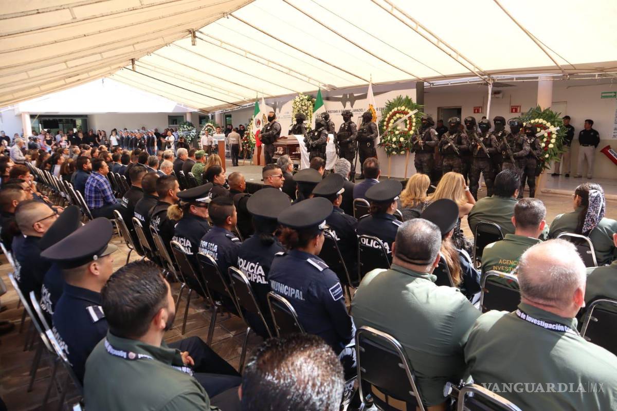 $!A la despedida acudieron su esposa, sus hijos, sus padres, familiares, amigos y compañeros del G-5.