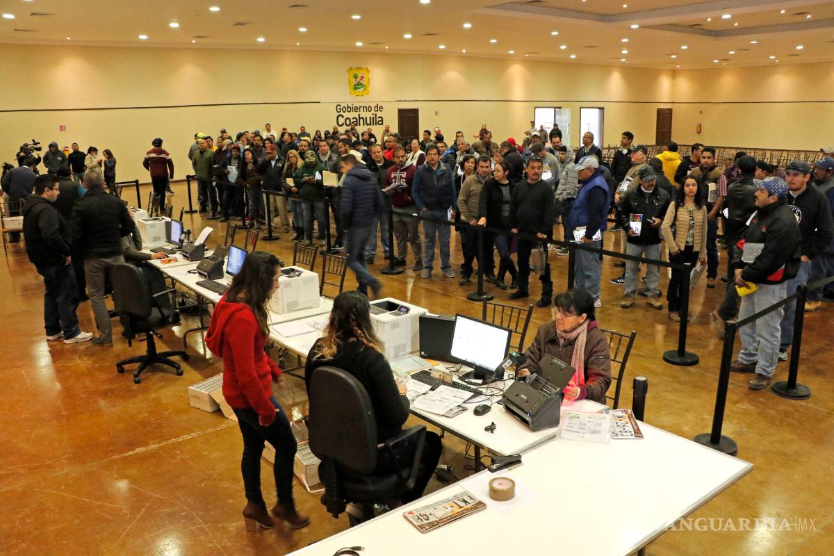 $!Fallas en módulos de placas hacen esperar a saltillenses por más de cuatro horas