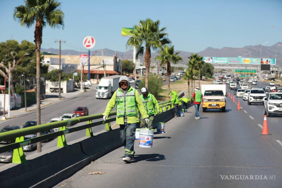 $!El equipo pintarrayas permite renovar las líneas blancas que delimitan los carriles en diferentes bulevares.