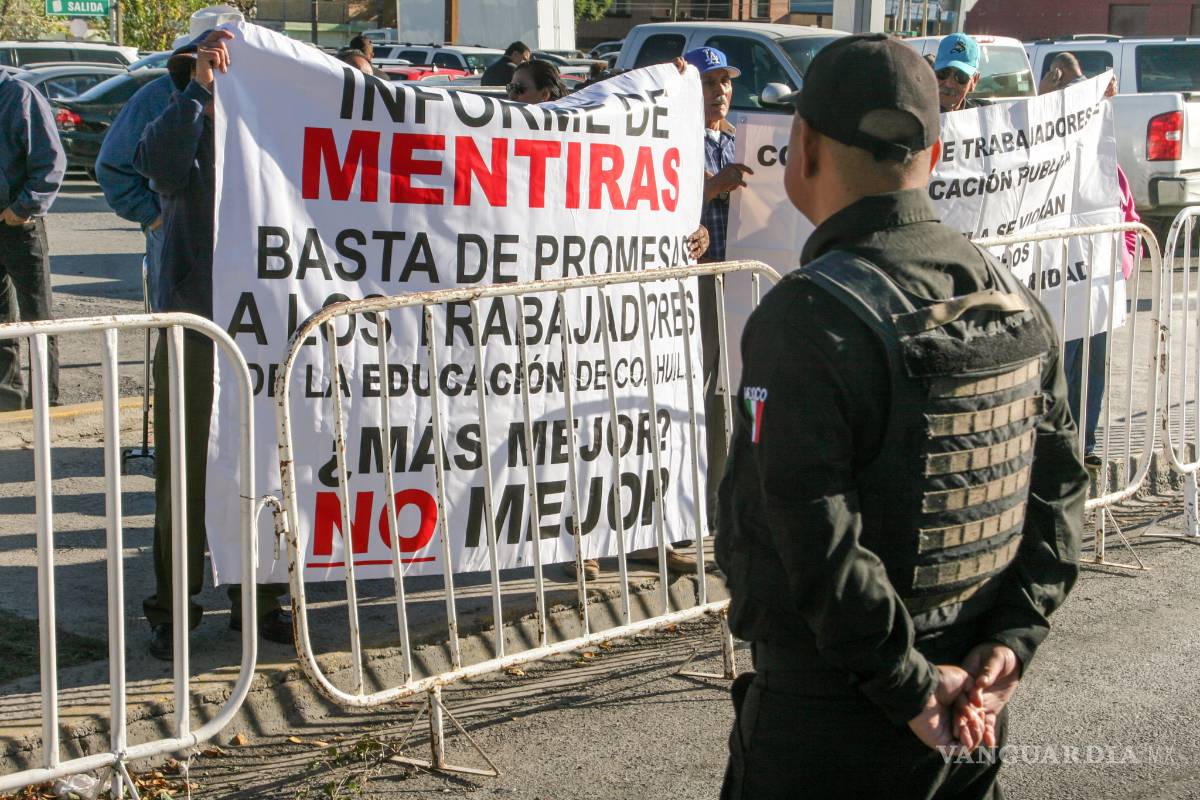 $!Maestros se manifiestan contra Rubén Moreira en su Quinto Informe de Gobierno