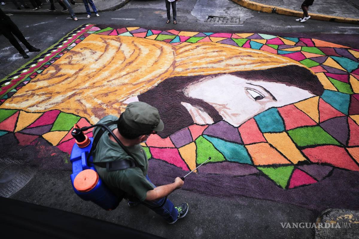 $!Fotografía de una alfombra de aserrín con motivos religiosos hoy, en una venida de Tegucigalpa, Honduras.