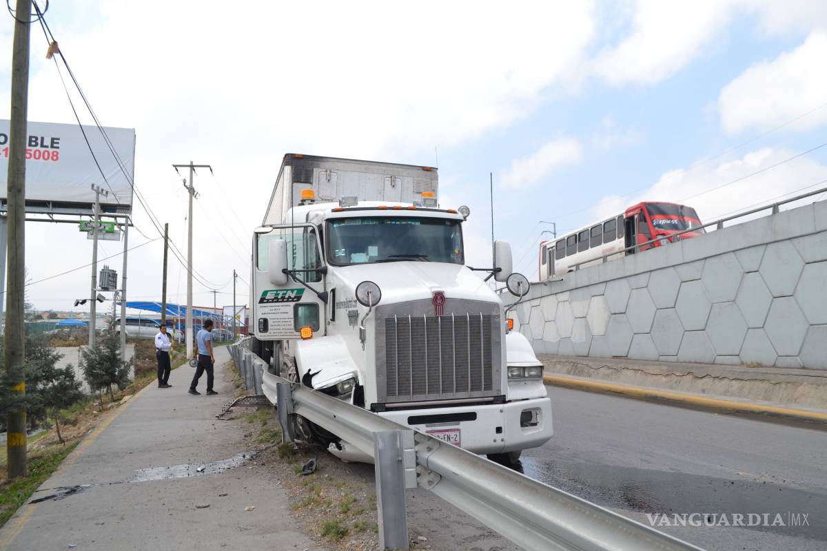 $!Por evitar choque, impacta una barrera