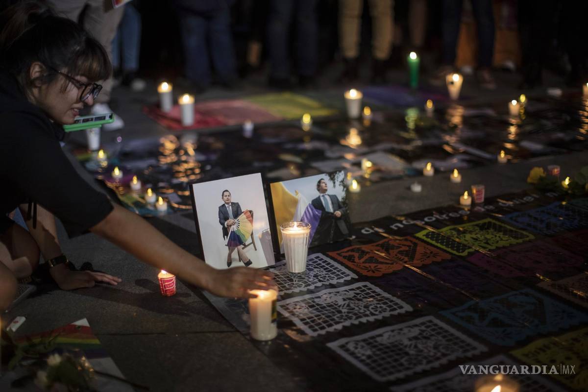 Imágenes de las miles de personas piden justicia para el magistrade e una influyente figura LGBTQ+, Jesús Ociel Baena