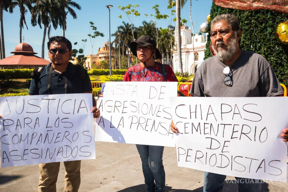 $!Periodistas de diferentes medios de comunicación protestan en Tapachula, Chiapas los ataques contra el gremio periodístico en México, el 29 de noviembre de 2023.