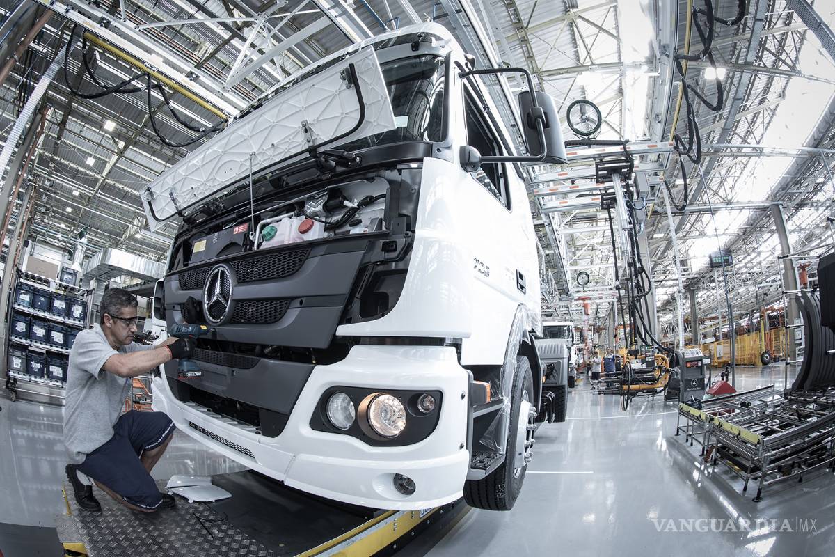 Detiene Mercedes producción en Estados Unidos por cierre en México