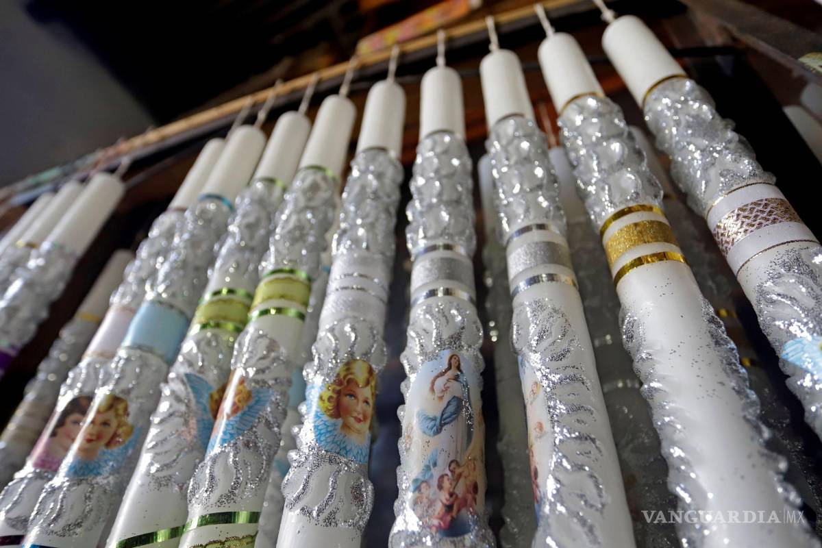 Velas escamadas iluminan el camino de las almas en los altares del Día de Muertos en México