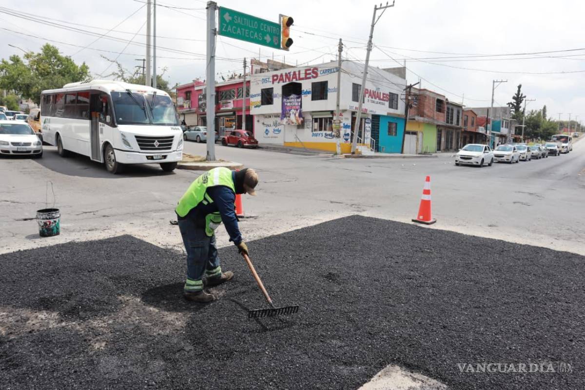$!Personal del Ayuntamiento retiró pavimento dañado y colocó nueva carpeta asfáltica en el cruce del bulevar Enrique Martínez y Martínez con la calzada Antonio Narro, beneficiando a miles de ciudadanos diariamente.